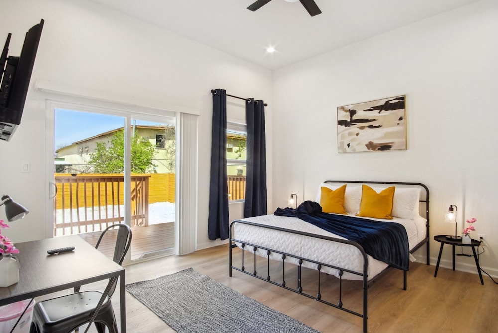 Sleek 4BR 3BA Urban Living w Downtown Views