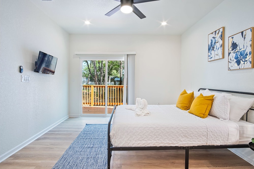 Urban Delight 4BR 3BA Near City Center