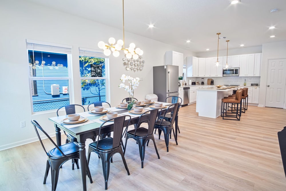 Urban Delight 4BR 3BA Near City Center