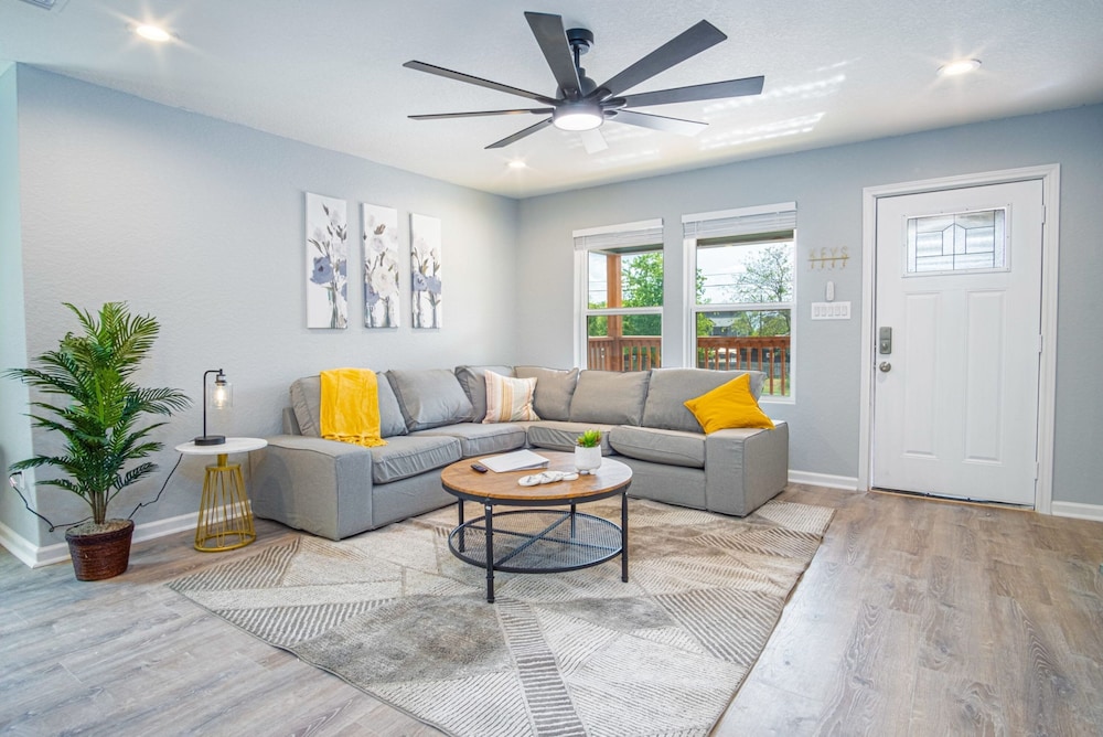 Comfortable 4BR 2 5BA Family Home Near Riverwalk