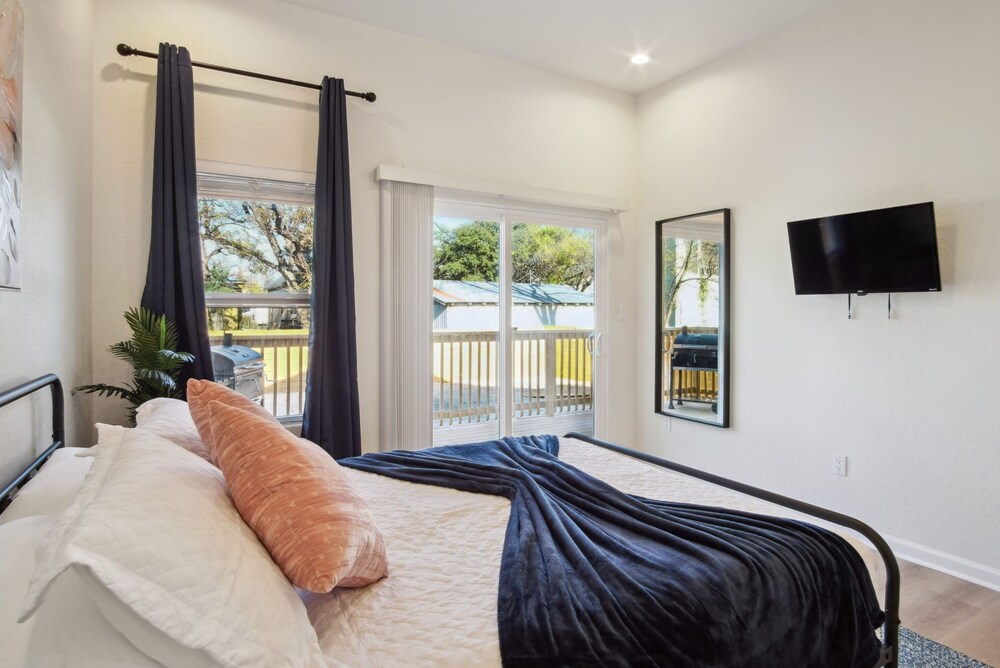 Blissful 5BR 3BA Haven Near Riverwalk Downtown