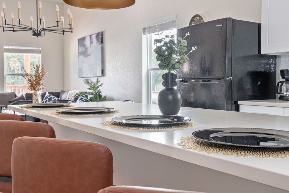 Generous 4BR 3BA Charmer Near Glorius Downtown