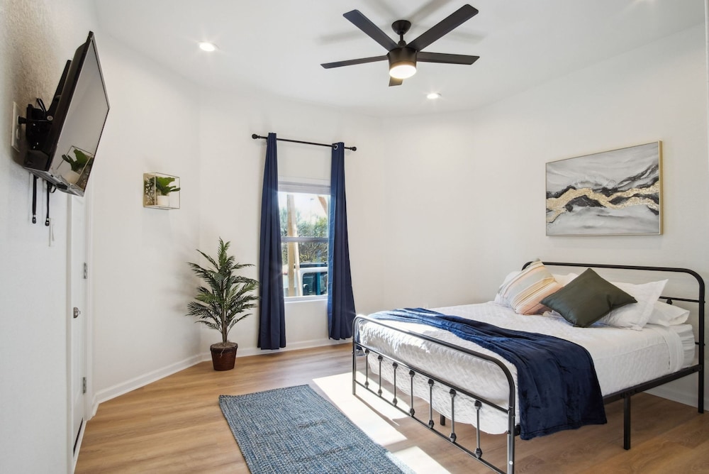 Blissful 5BR 3BA Haven Near Riverwalk Downtown