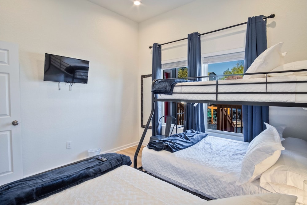 Stylish 3BR 2BA Urban Retreat Near Lively Downtown