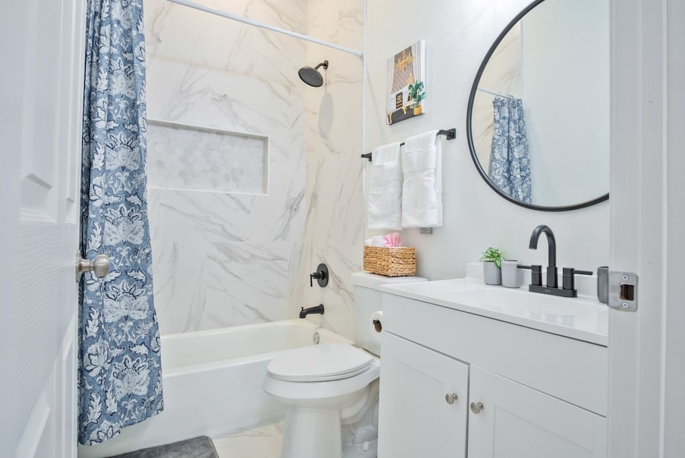Stylish 3BR 2BA Urban Retreat Near Lively Downtown