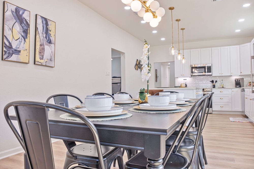 Perfect Spot to Relax 4BR 3BA Near Dtown Hemisfair