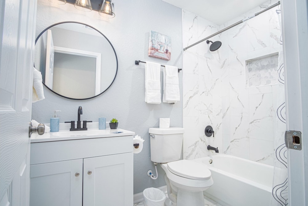 Comfortable 4BR 2 5BA Family Home Near Riverwalk