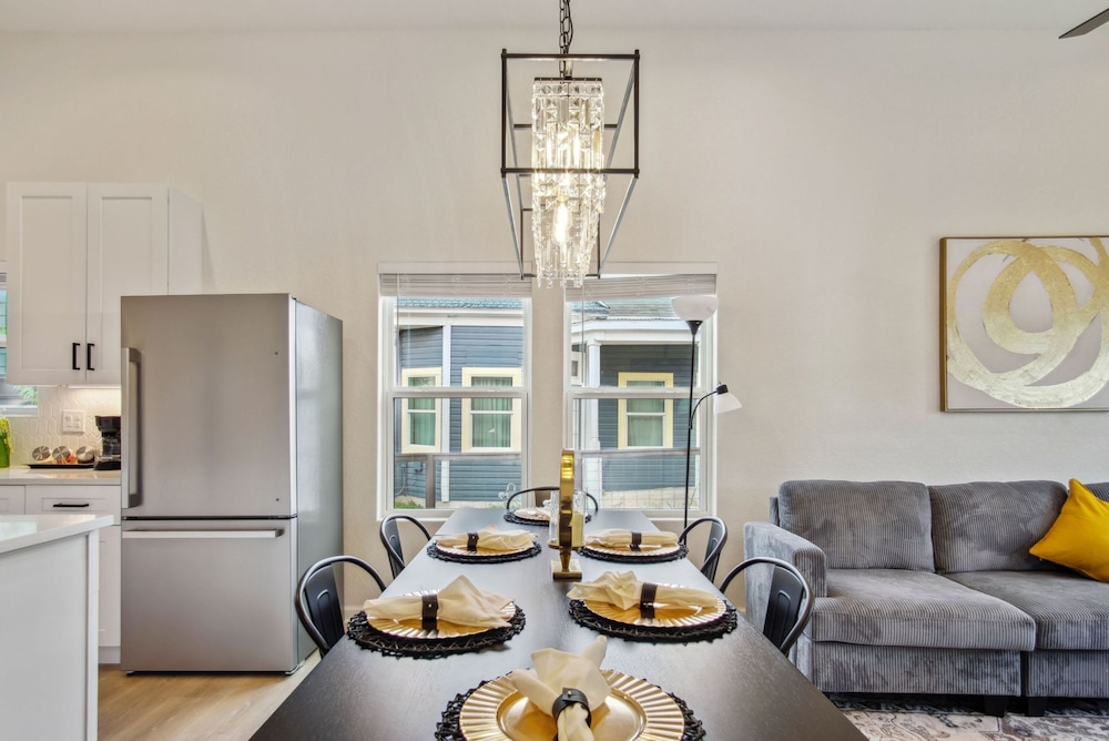 Skyline Retreat 3br-3ba w Stunning Views Near DT