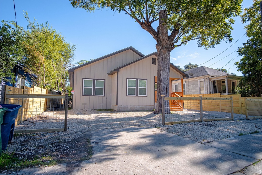 Urban Delight 4BR 3BA Near City Center