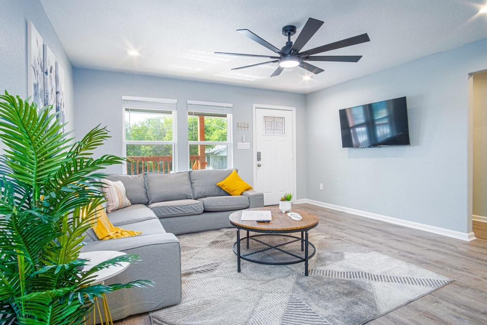Comfortable 4BR 2 5BA Family Home Near Riverwalk
