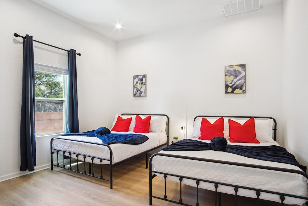 Sleek 4BR 3BA Urban Living w Downtown Views