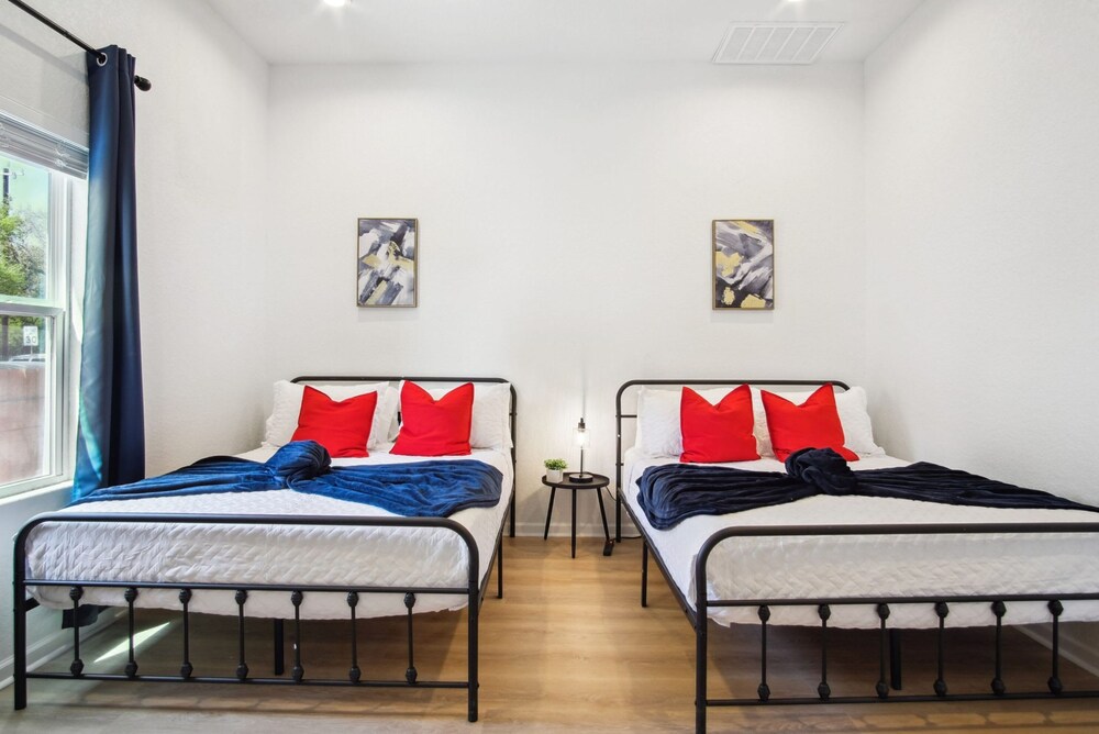 Sleek 4BR 3BA Urban Living w Downtown Views