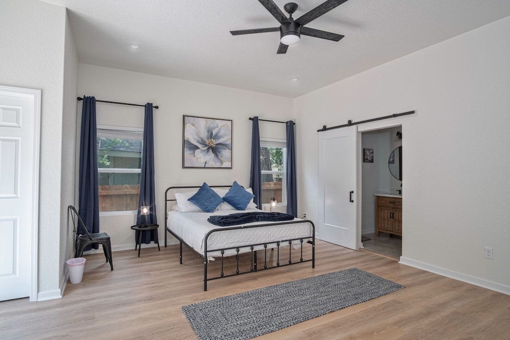 Generous 4BR 3BA Charmer Near Glorius Downtown