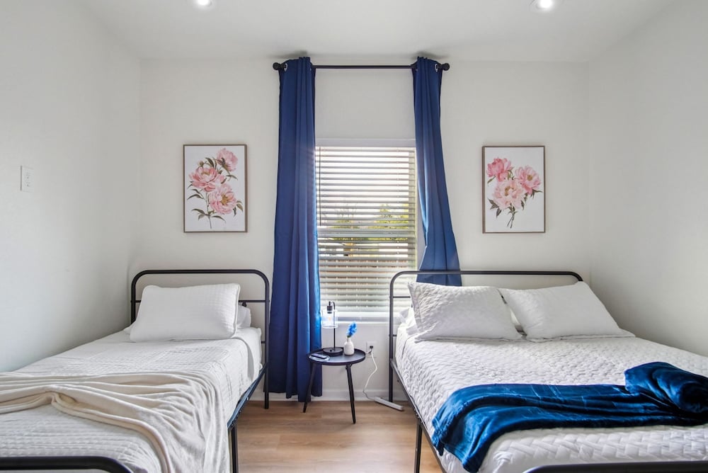 Your Inner-city Sanctuary 3BR 2BA Near Riverwalk