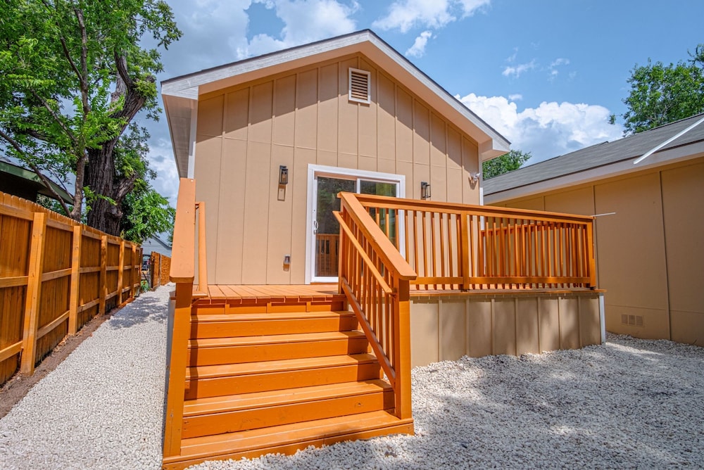 Generous 4BR 3BA Charmer Near Glorius Downtown