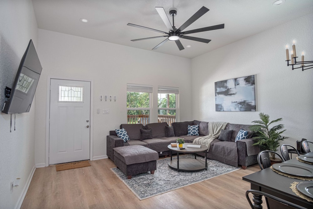 Generous 4BR 3BA Charmer Near Glorius Downtown