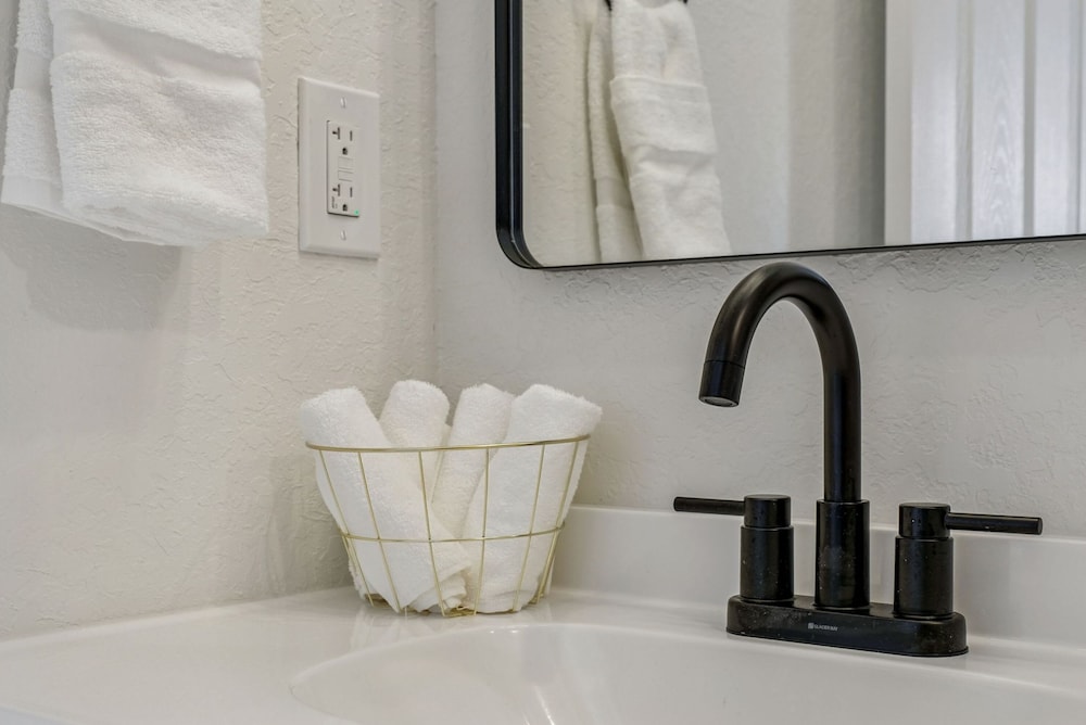 Your Inner-city Sanctuary 3BR 2BA Near Riverwalk