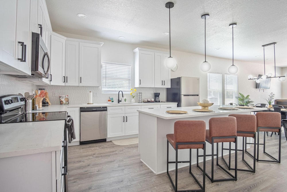 Generous 5BR 3BA Haven Close to Alamo Riverwalk