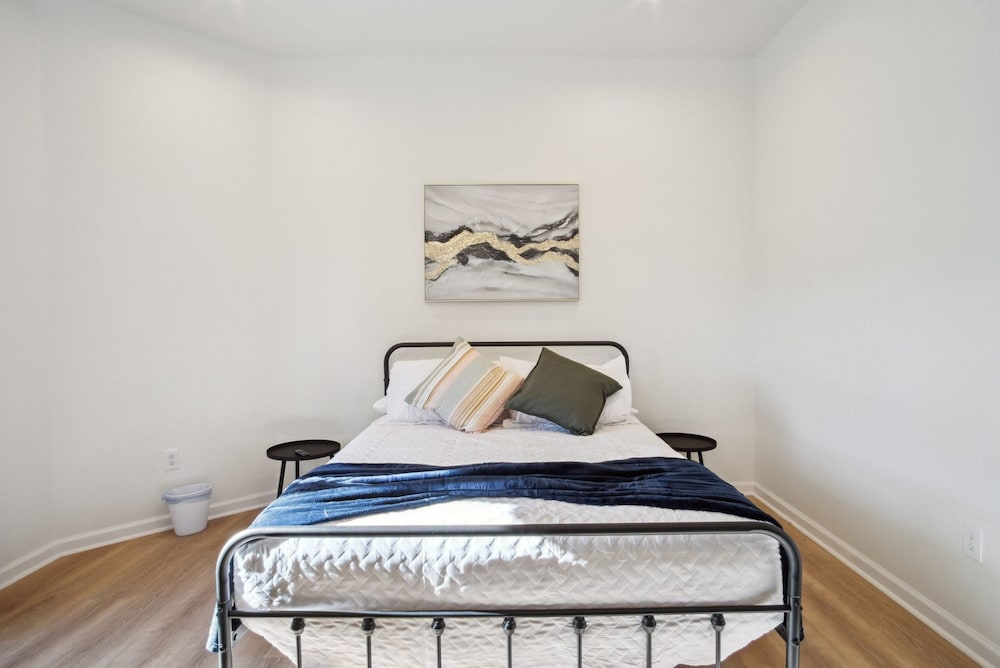 Blissful 5BR 3BA Haven Near Riverwalk Downtown