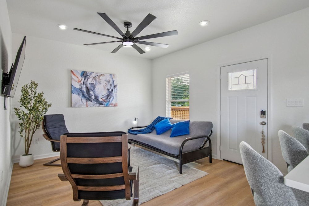 Your Inner-city Sanctuary 3BR 2BA Near Riverwalk
