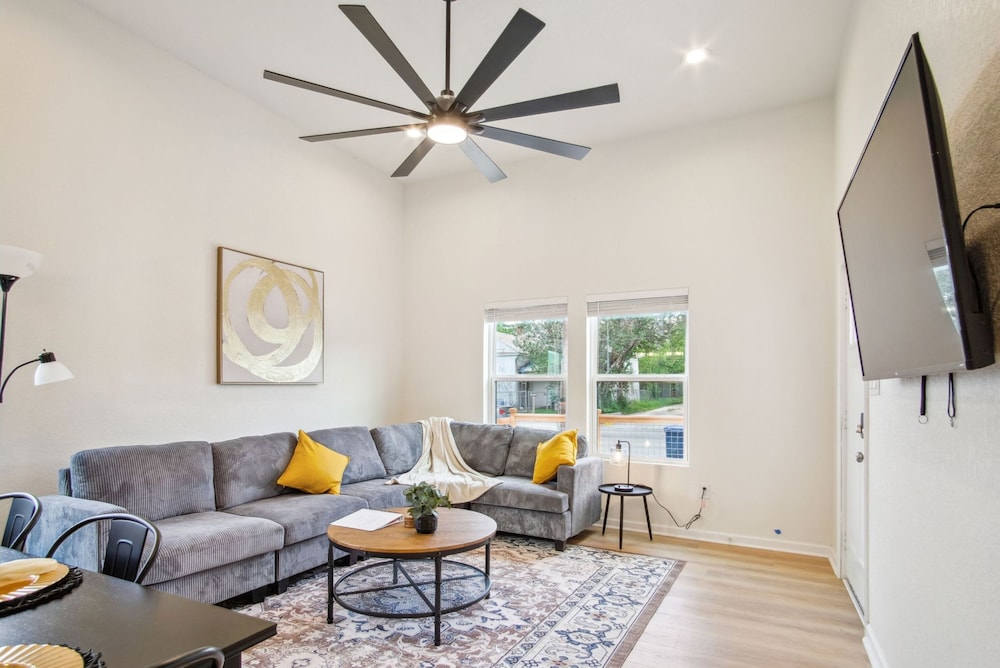 Skyline Retreat 3br-3ba w Stunning Views Near DT