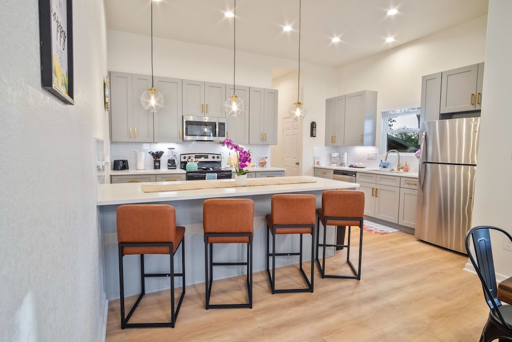 Stylish 3BR 2BA Urban Retreat Near Lively Downtown