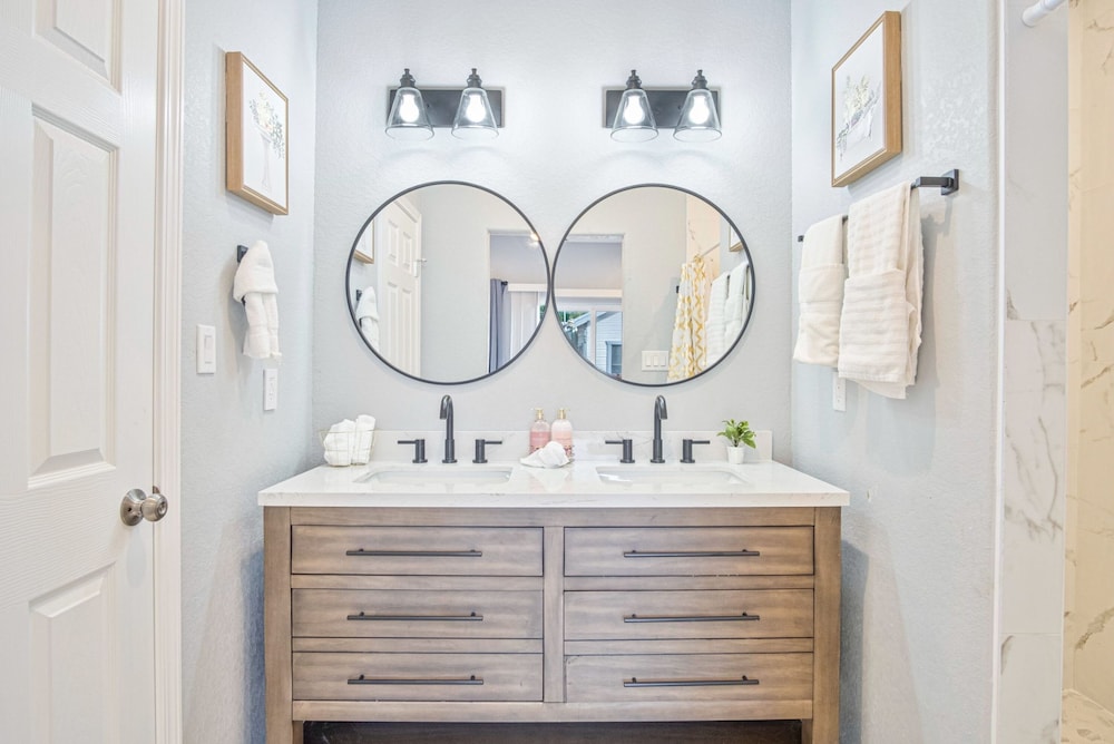 Lovely Charming 4BR 2 5BA Near Downtown s Prime
