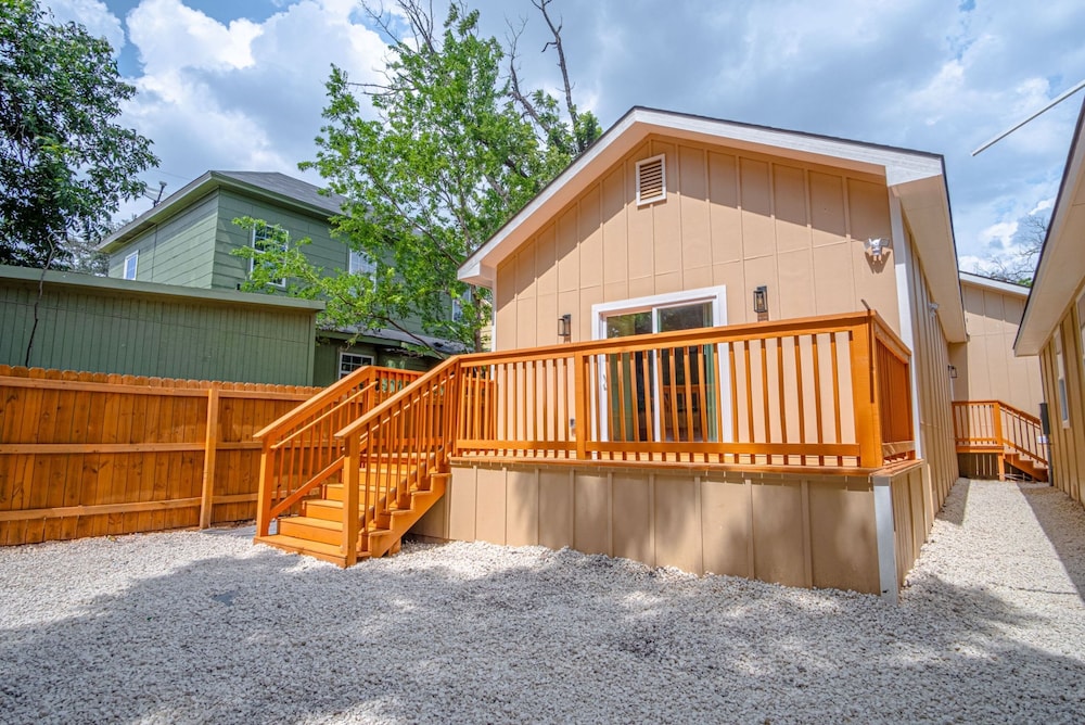 Generous 4BR 3BA Charmer Near Glorius Downtown