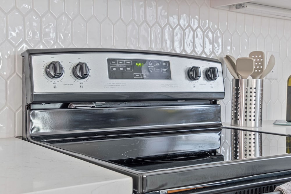 Generous 5BR 3BA Haven Close to Alamo Riverwalk