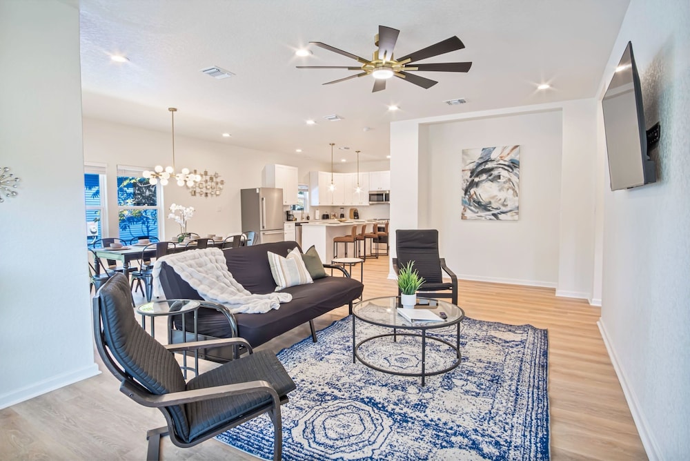 Urban Delight 4BR 3BA Near City Center