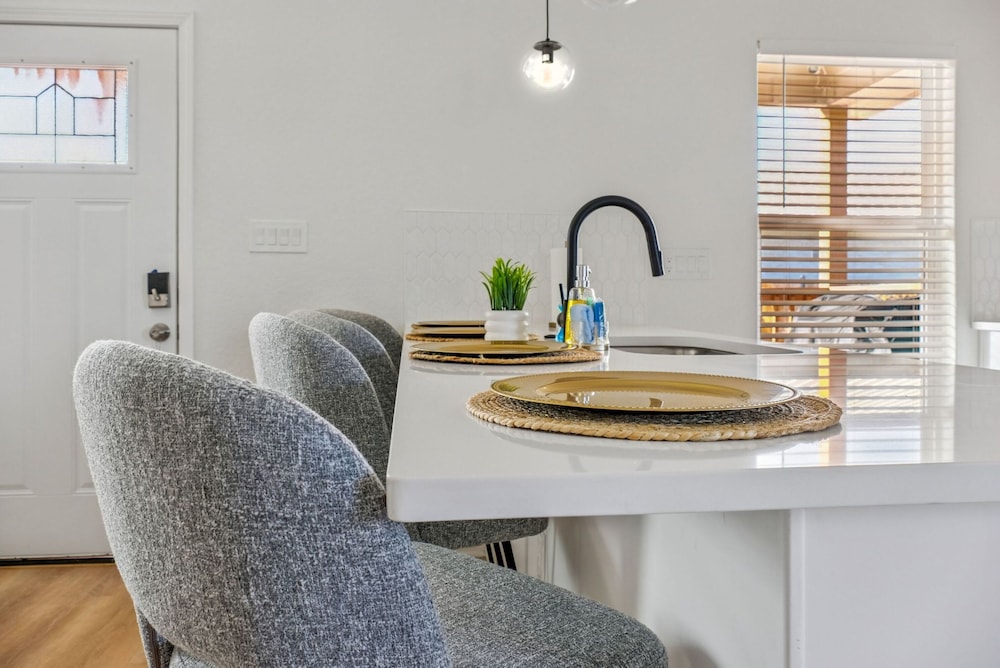 Your Inner-city Sanctuary 3BR 2BA Near Riverwalk