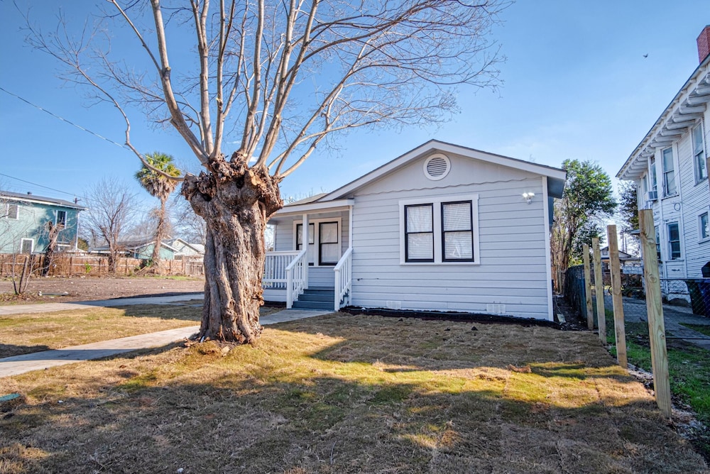Stylish Spacious Comfort 4BR 3BA Downtown Gem