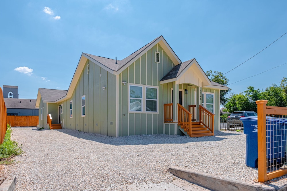 Generous 5BR 3BA Haven Close to Alamo Riverwalk