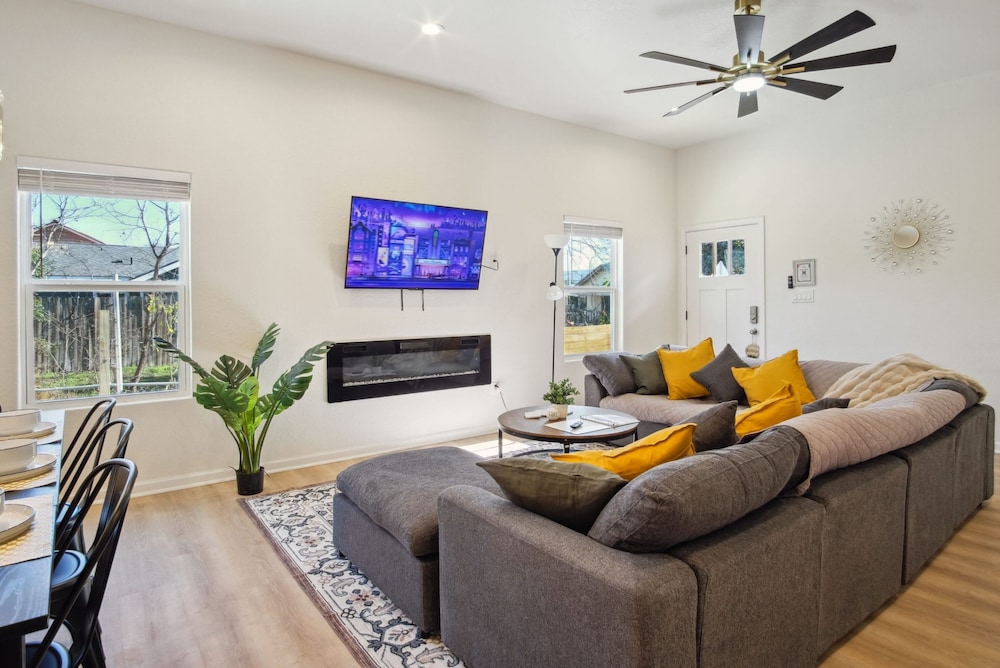 Blissful 5BR 3BA Haven Near Riverwalk Downtown