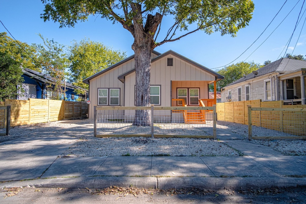 Urban Delight 4BR 3BA Near City Center