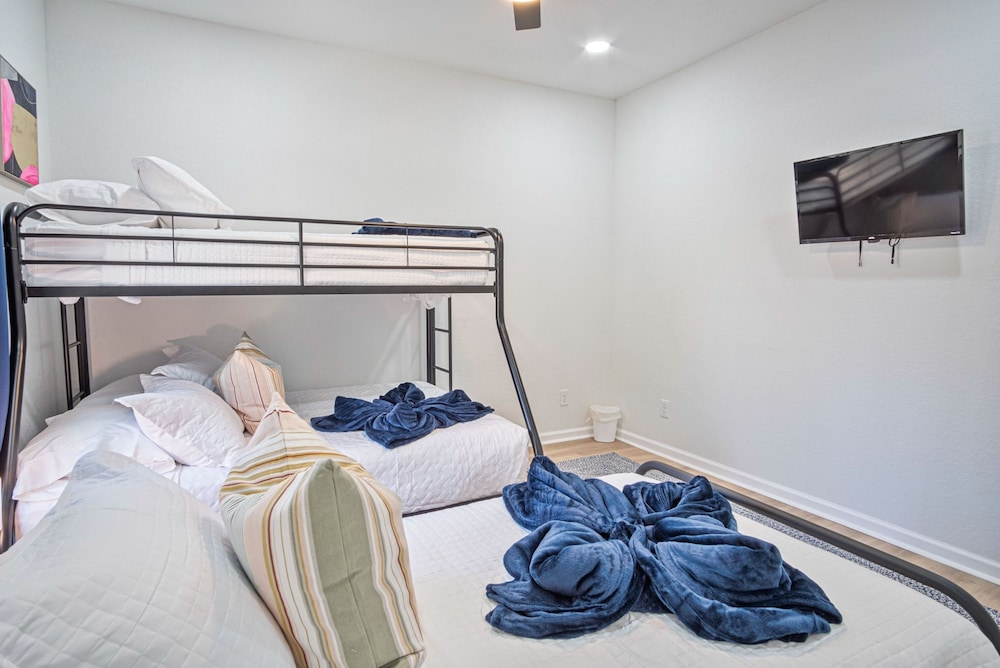 Perfect Spot to Relax 4BR 3BA Near Dtown Hemisfair
