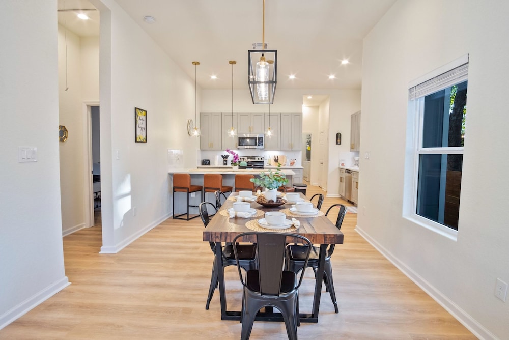 Stylish 3BR 2BA Urban Retreat Near Lively Downtown