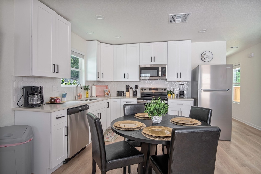 Historic Comfort 2BR 1BA Guesthouse Near Riverwalk