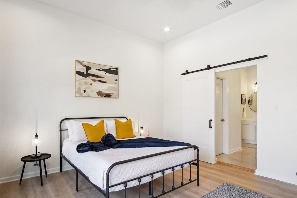 Sleek 4BR 3BA Urban Living w Downtown Views