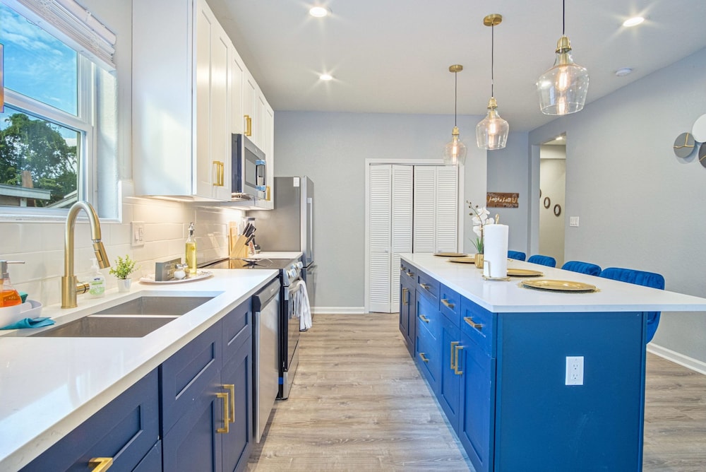 Lovely Charming 4BR 2 5BA Near Downtown s Prime