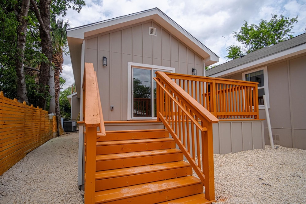 Vibrant 4BR 3BA Oasis Near Happy Downtown