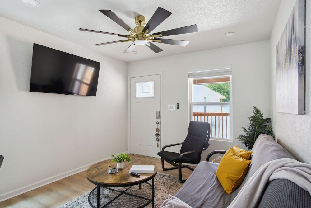 Your Amazing 3BR 2BA Downtown Delight