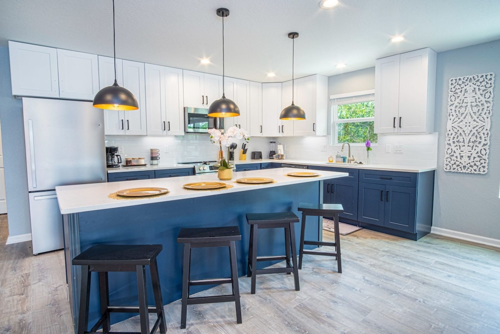 Comfortable 4BR 2 5BA Family Home Near Riverwalk