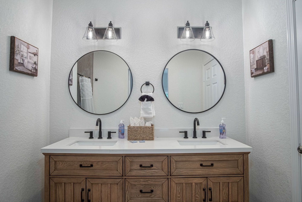 Generous 4BR 3BA Charmer Near Glorius Downtown