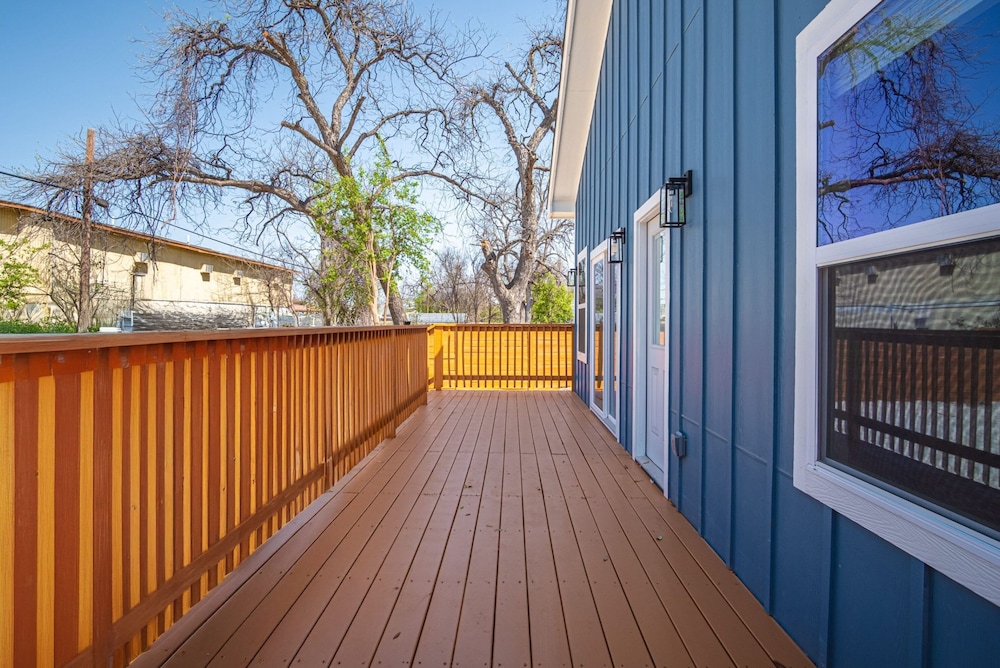 Sleek 4BR 3BA Urban Living w Downtown Views