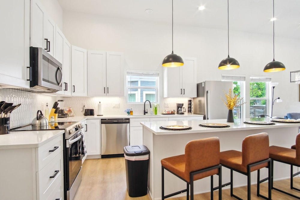 Skyline Retreat 3br-3ba w Stunning Views Near DT