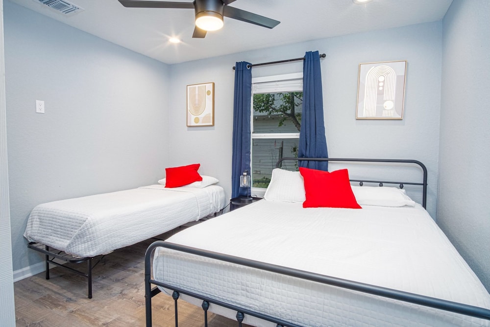 Comfortable 4BR 2 5BA Family Home Near Riverwalk