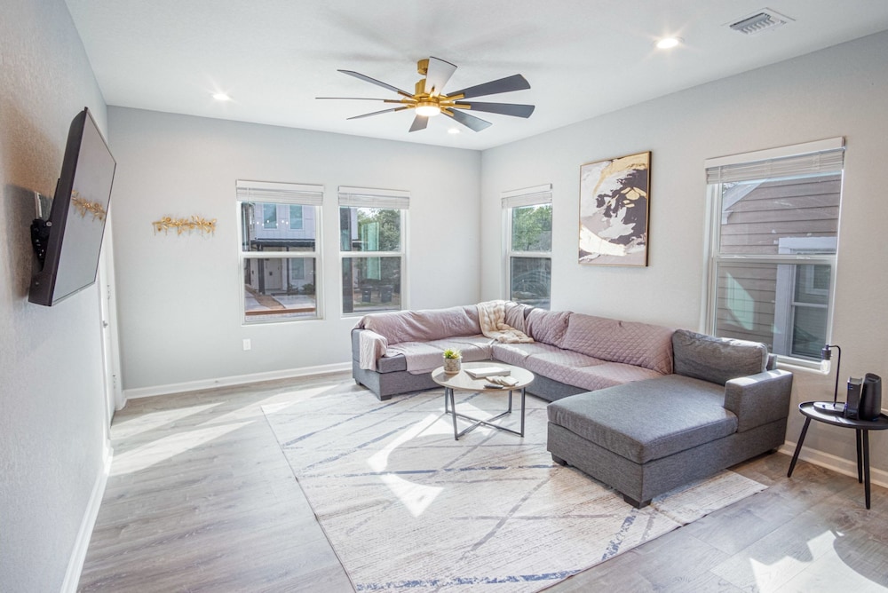 Lovely Charming 4BR 2 5BA Near Downtown s Prime