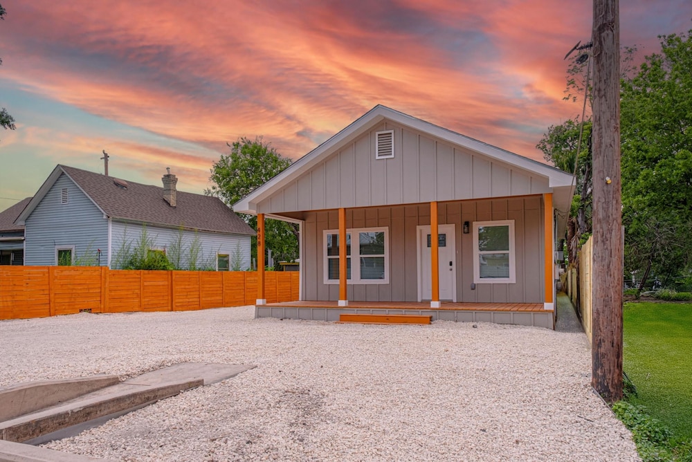 Vibrant 4BR 3BA Oasis Near Happy Downtown