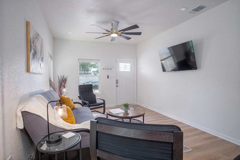 Vibrant 4BR 3BA Oasis Near Happy Downtown